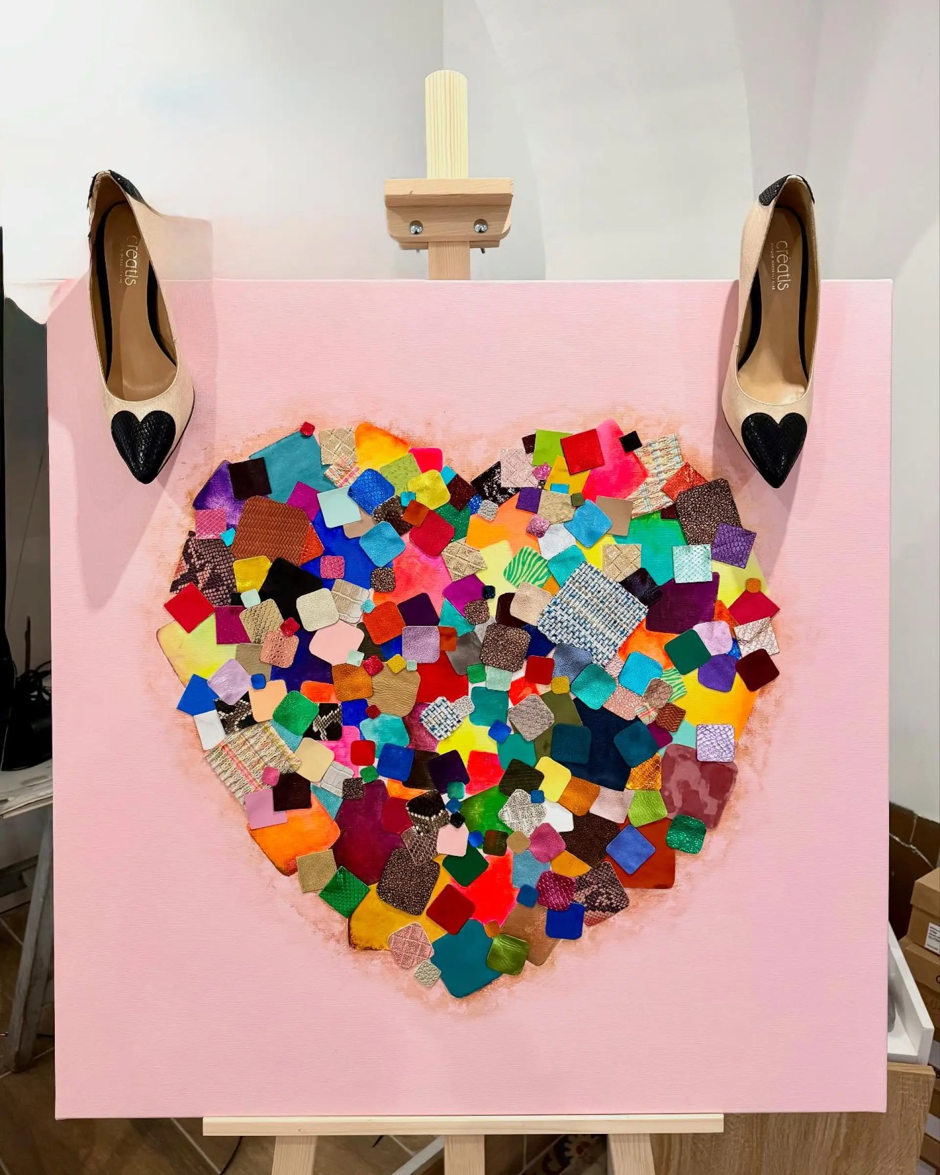 🟪 Quand l’art flirte avec la mode… ça fait BOOM dans le CŒUR !Cette œuvre est née d’une belle rencontre :Mon univers coloré et mes carrés vibrants fusionnent avec les chutes de cuir de CREATIS, marque marseillaise de souliers faits main, alliant confort et éclat méditerranéen , @creatis_souliersLe résultat ? Un tableau unique, une explosion de couleurs et de textures, un coup de cœur mode & arty.Un cœur flamboyant, fait de petits morceaux d’émotion, de style et d’énergie.Un tableau unique, 100 % récup, 200 % love.💜❤️🧡Et ouiiiiiii , il va y avoir une possibilité pour vous de le voir de très très très près ce tableau …😇Restez bien chaussé.e.s et bien connecté.e.s, ça arrive vite !😇😇😇